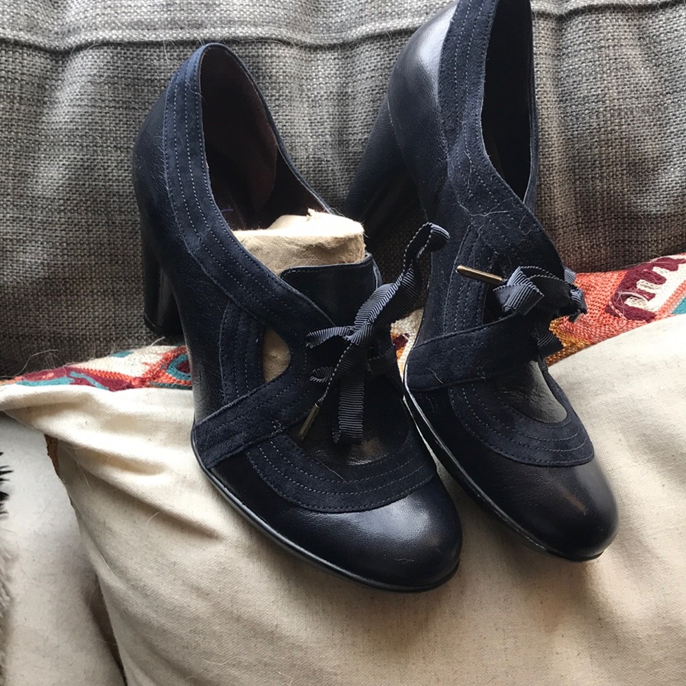 Beautiful indigo blue tie shoes size 7m